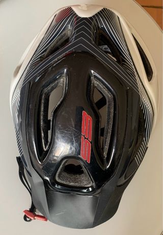 Dos cascos y un inflador de ruedas para bici