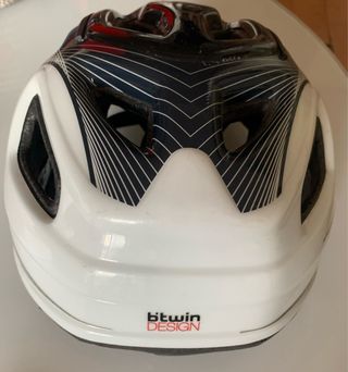 Dos cascos y un inflador de ruedas para bici