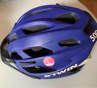 Dos cascos y un inflador de ruedas para bici