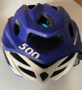 Dos cascos y un inflador de ruedas para bici