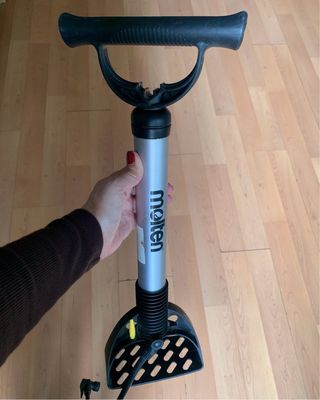 Dos cascos y un inflador de ruedas para bici