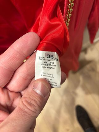 Vestido rojo con hombreras doradas