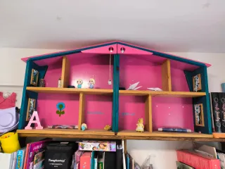 Casa de muñecas de madera hecho a mano