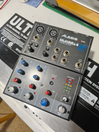 Mesa de Sonido Alesis MultiMix 4 USB