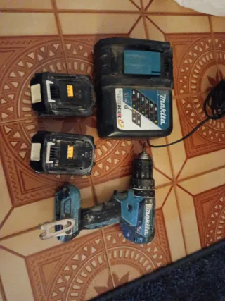 Taladro Makita con 2 baterías y cargador