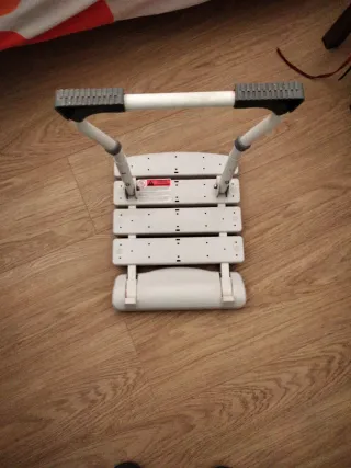 Silla de ducha blanca y gris