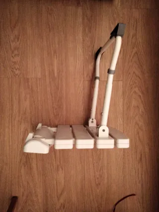 Silla de ducha blanca y gris