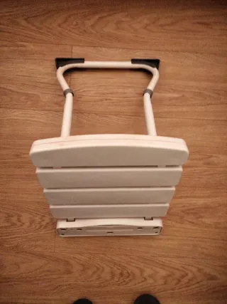 Silla de ducha blanca y gris