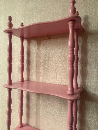 Estantería de madera rosa con cajón