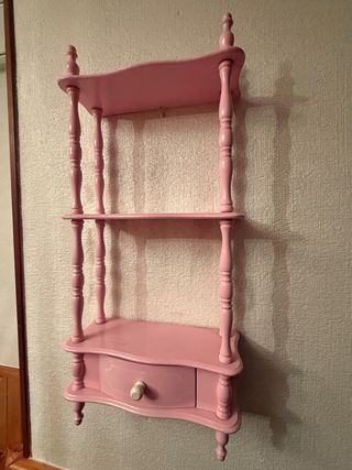 Estantería de madera rosa con cajón