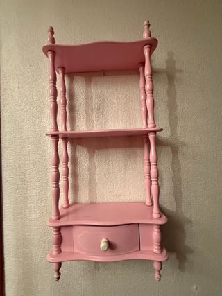 Estantería de madera rosa con cajón