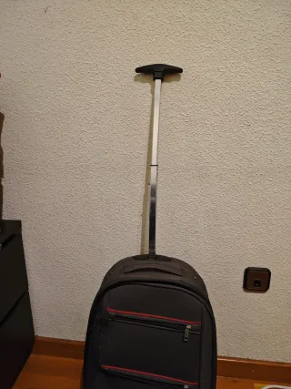 Maleta de cabina negra con desperfectos