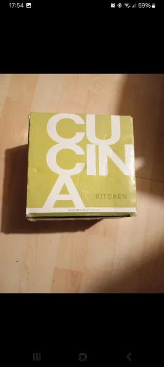 Teiera in vetro con decorazioni floreali