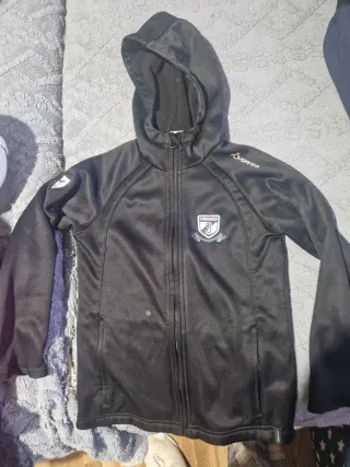 Conjunto esquí chaquetas, pantalón  y casco rojo