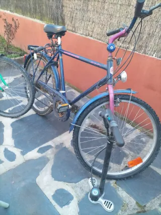 Bicicleta de ciudad azul
