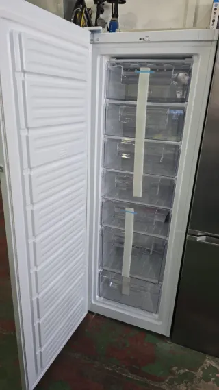 Congelador vertical blanco