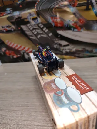 Scalextric 1:43 Coche Renault Red Bulls Formula1