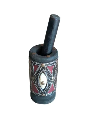 Mortaio con pestello in legno etnico decorato