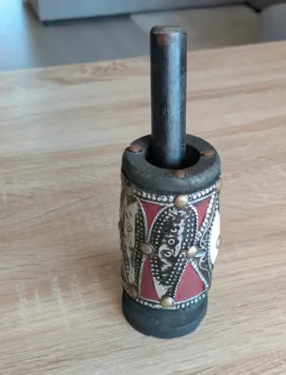 Mortaio con pestello in legno etnico decorato