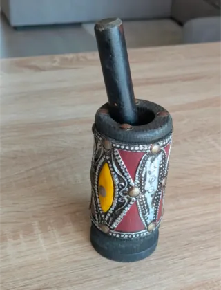 Mortaio con pestello in legno etnico decorato