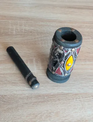 Mortaio con pestello in legno etnico decorato