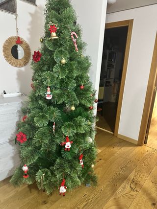 Árbol de Navidad con adornos. Valorado en 70 €