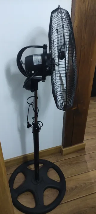 Ventilador de Pie Negro