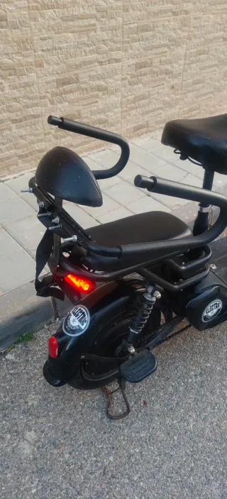 Bicicleta Eléctrica Negra con Cesta