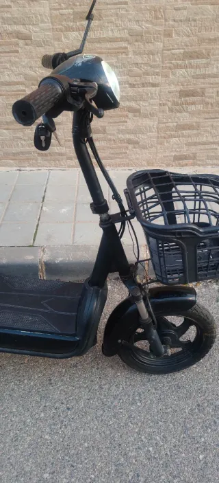 Bicicleta Eléctrica Negra con Cesta