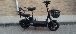 Bicicleta Eléctrica Negra con Cesta