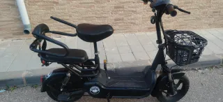 Bicicleta Eléctrica Negra con Cesta