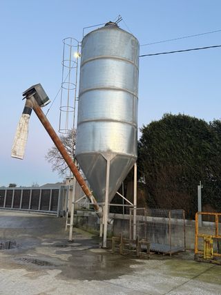 Silo pienso 18T descarga sinfín