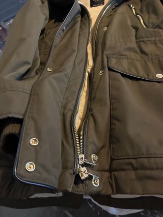 Impresionante Chaqueta Zara verde militar Talla XS