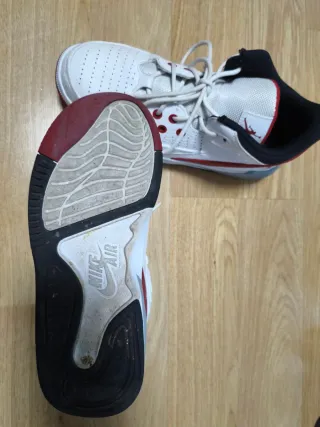 Zapatillas Jordan Blancas y Rojas