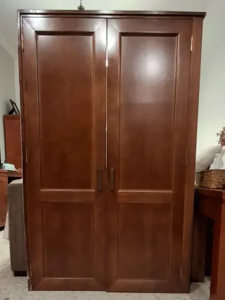 Puerta madera bajo escalera