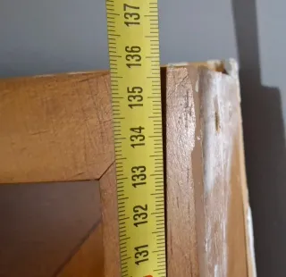 Puerta madera bajo escalera