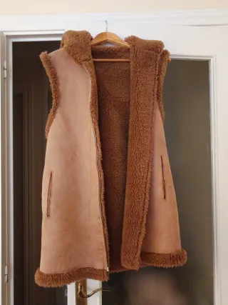 Chaleco de piel sintética beige y marrón