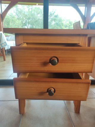 2 Mesillas de noche de madera