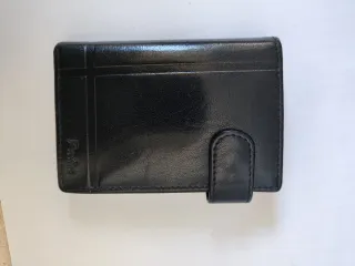 Billetera de cuero negra con cierre