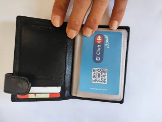 Billetera de cuero negra con cierre