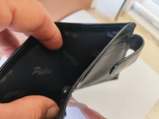 Billetera de cuero negra con cierre