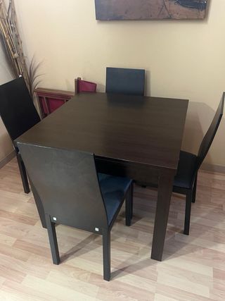 Mesa de comedor con 4 sillas