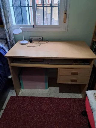 Mesa de escritorio de madera