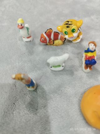 Figuras de porcelana y pelucas