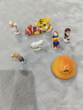 Figuras de porcelana y pelucas