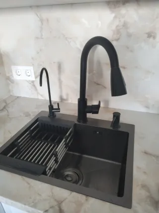 Fregadero Negro con Grifería y Dispensador