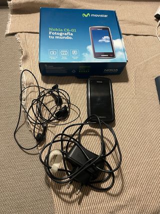Nokia C6-01 Nero con Caricatore e Auricolari - Confezione