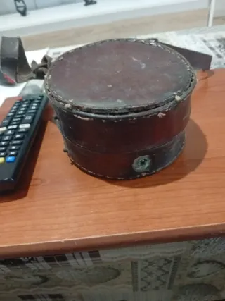 Maquina de vigilante  de cuero antigua