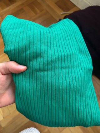 Jersey Zara verde con etiqueta cuello vuelto