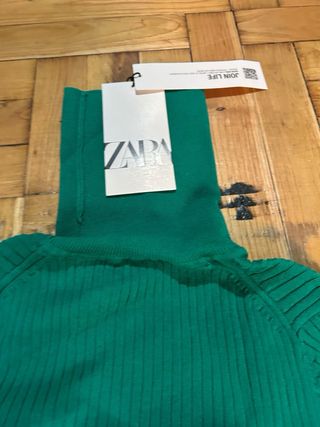 Jersey Zara verde con etiqueta cuello vuelto